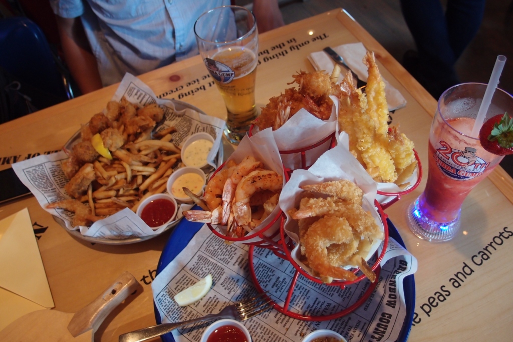 "Bubba Gump" Restaurace opěvující Foresta Gumpa. Drahé, supr atmosféra, ideální pro oslavy narozenin. www.bubbagump.com